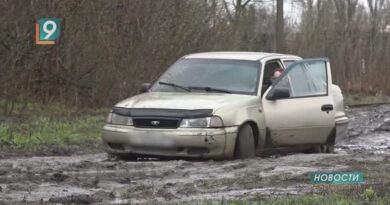 «Озеро надежды»: огромная лужа на ул. Калинина не исчезает даже летом