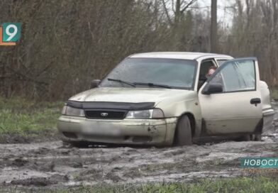 «Озеро надежды»: огромная лужа на ул. Калинина не исчезает даже летом